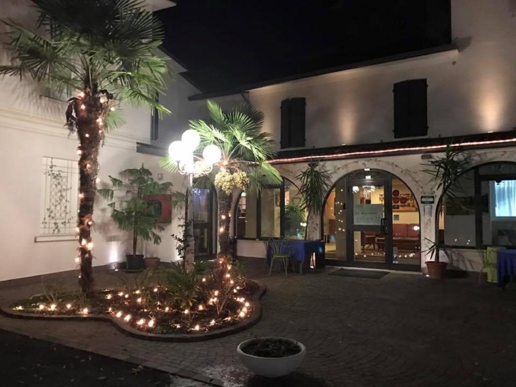 Hotel Ristorante La Grotta Castiglione Delle Stiviere Exterior foto
